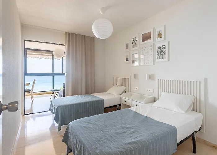 First Line 2-Bedroom Apartment, Pool, Free Wi-Fi, Air-Conditioning, Free Parking شقة *
