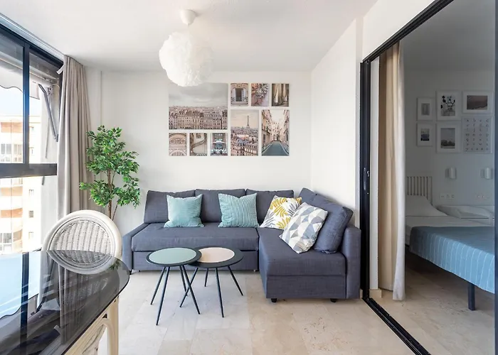 First Line 2-Bedroom Apartment, Pool, Free Wi-Fi, Air-Conditioning, Free Parking بينايدورم