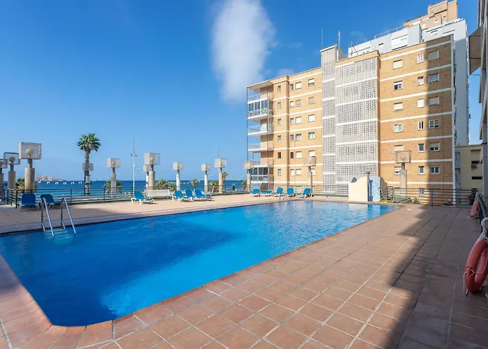 First Line 2-Bedroom Apartment, Pool, Free Wi-Fi, Air-Conditioning, Free Parking