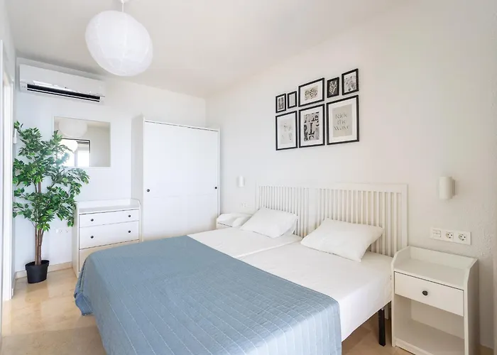 First Line 2-Bedroom Apartment, Pool, Free Wi-Fi, Air-Conditioning, Free Parking شقة *