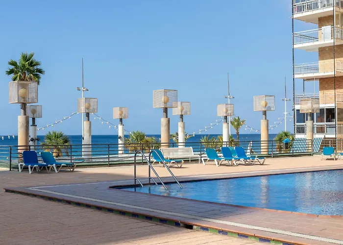 First Line 2-Bedroom Apartment, Pool, Free Wi-Fi, Air-Conditioning, Free Parking