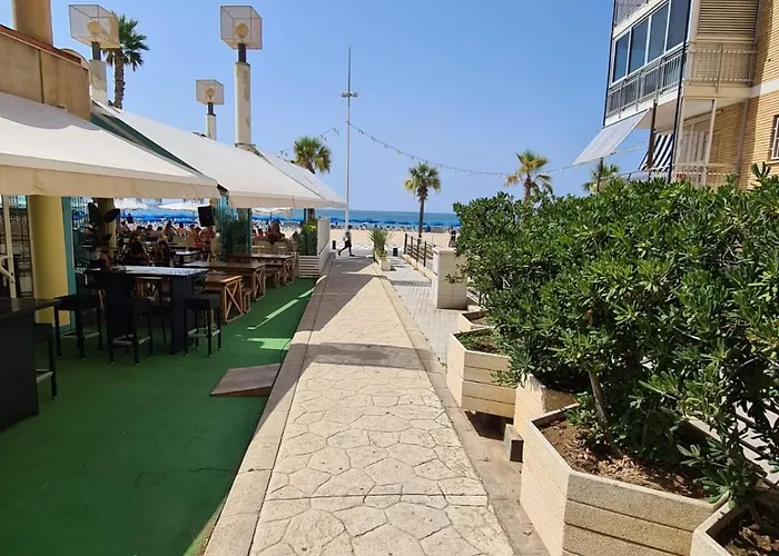 First Line 2-Bedroom Apartment, Pool, Free Wi-Fi, Air-Conditioning, Free Parking