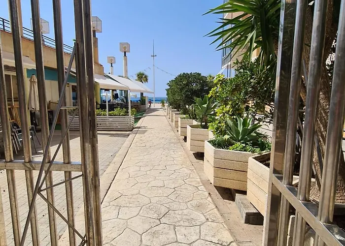 First Line 2-Bedroom Apartment, Pool, Free Wi-Fi, Air-Conditioning, Free Parking