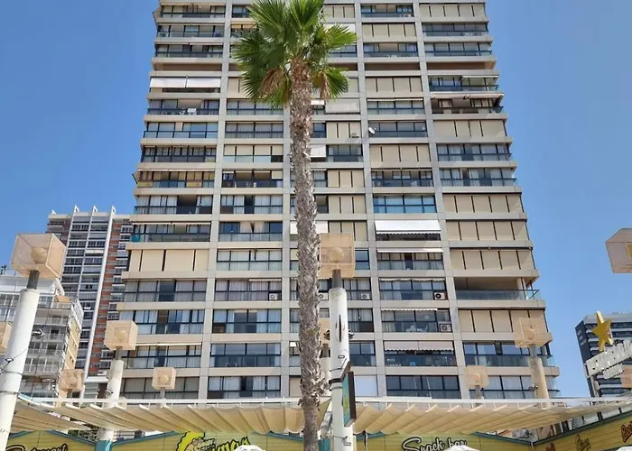 First Line 2-Bedroom Apartment, Pool, Free Wi-Fi, Air-Conditioning, Free Parking