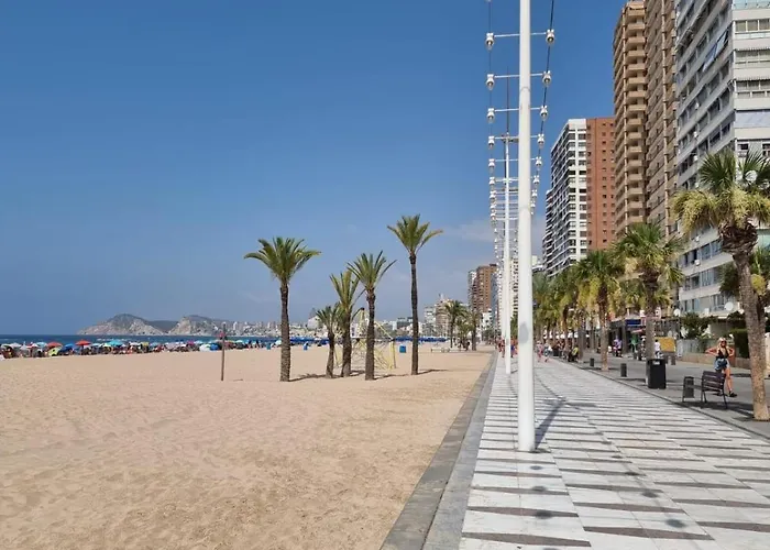 First Line 2-Bedroom Apartment, Pool, Free Wi-Fi, Air-Conditioning, Free Parking بينايدورم